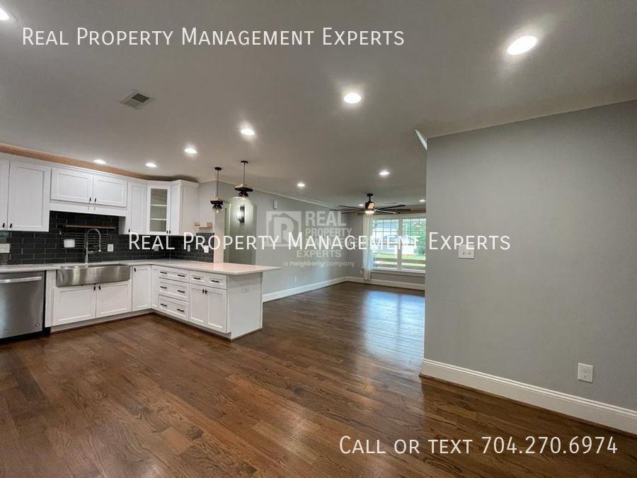 2243 Shamrock Dr - Photo 3 of 16