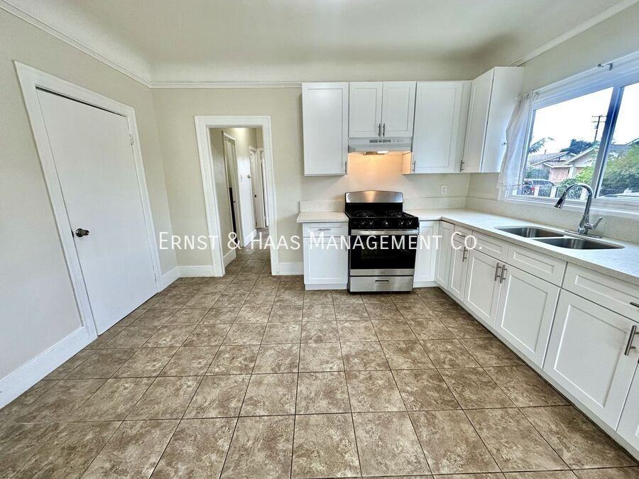 702 E Burnett St - Photo 5 of 15