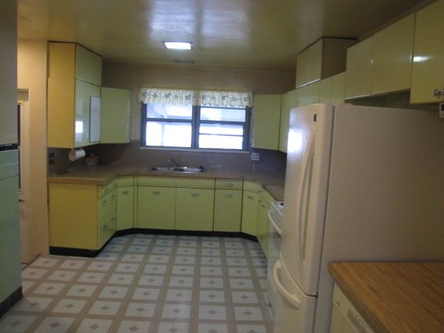 2114 E 18th St #1 - Photo 3 of 8