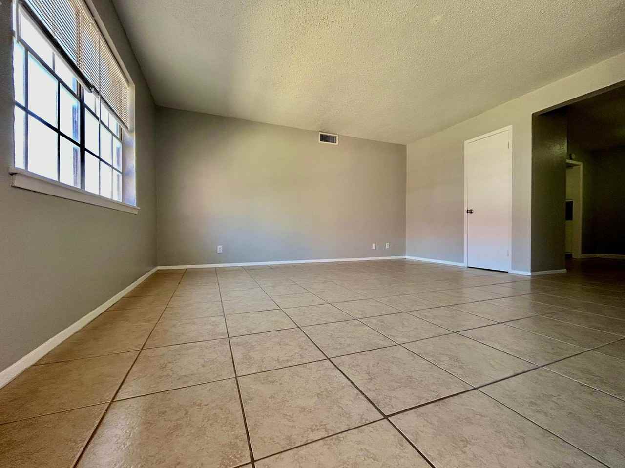 3826 Englewood Cir #3826 - Photo 2 of 19