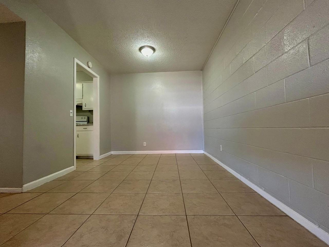 3826 Englewood Cir #3826 - Photo 4 of 19