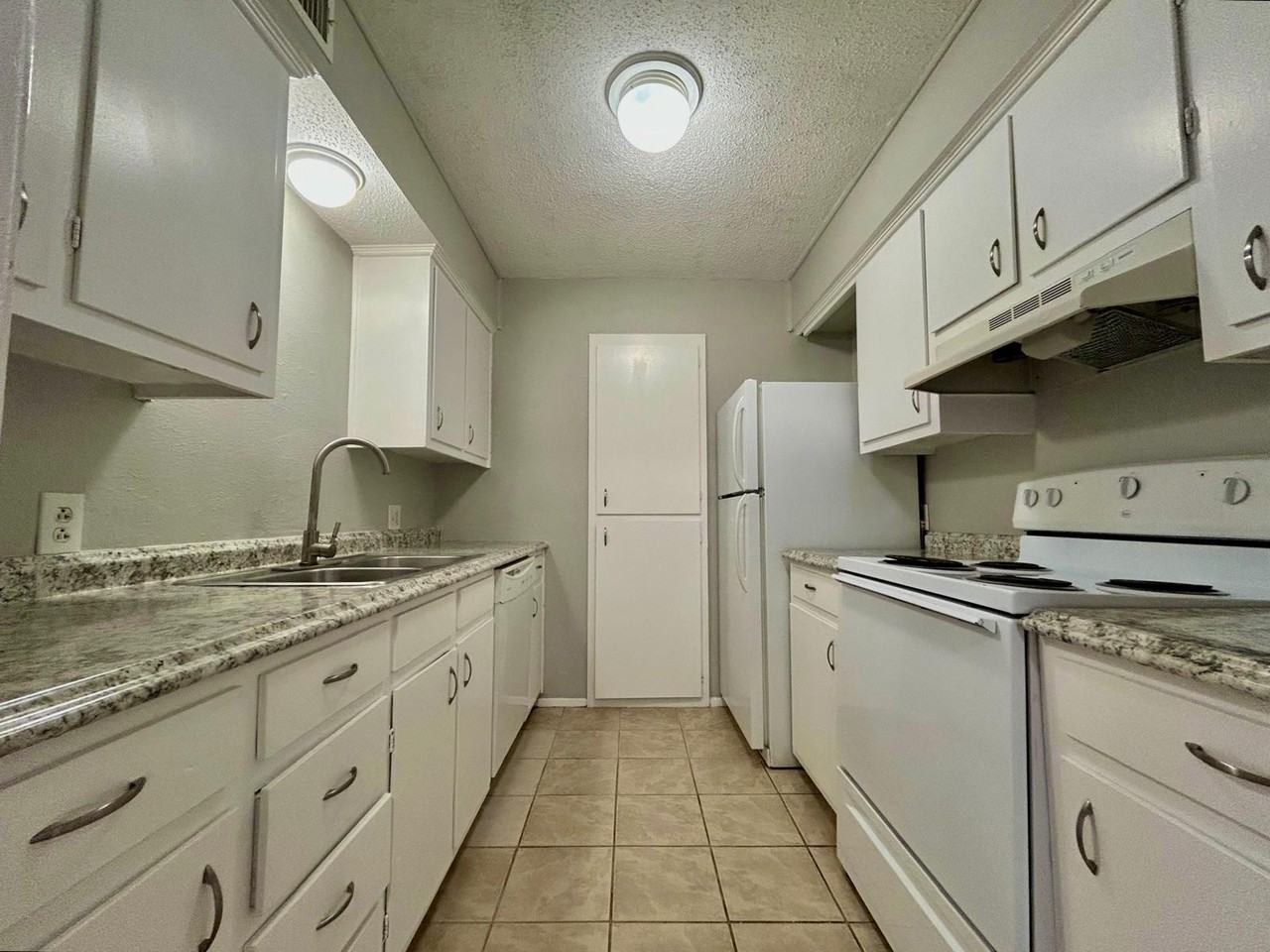 3826 Englewood Cir #3826 - Photo 5 of 19