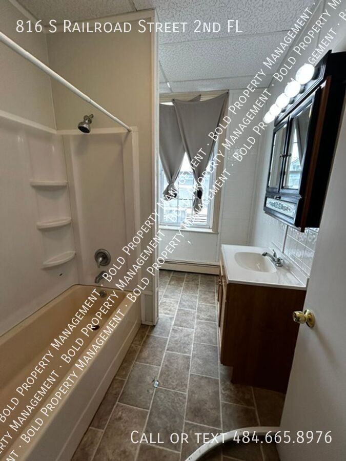 816 S Railroad St Apt 2nd - Photo 5 of 12