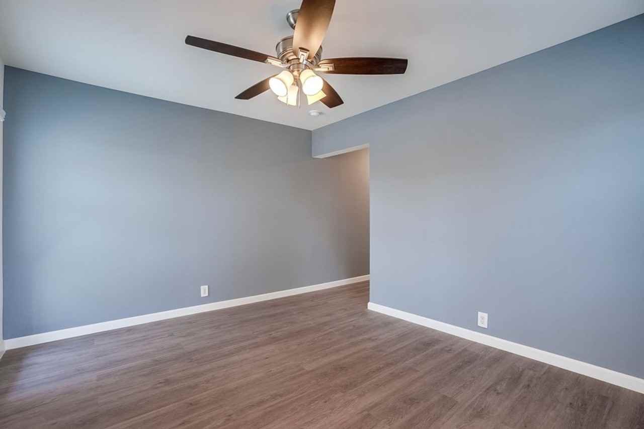 627 W 92nd St - Photo 6 of 11