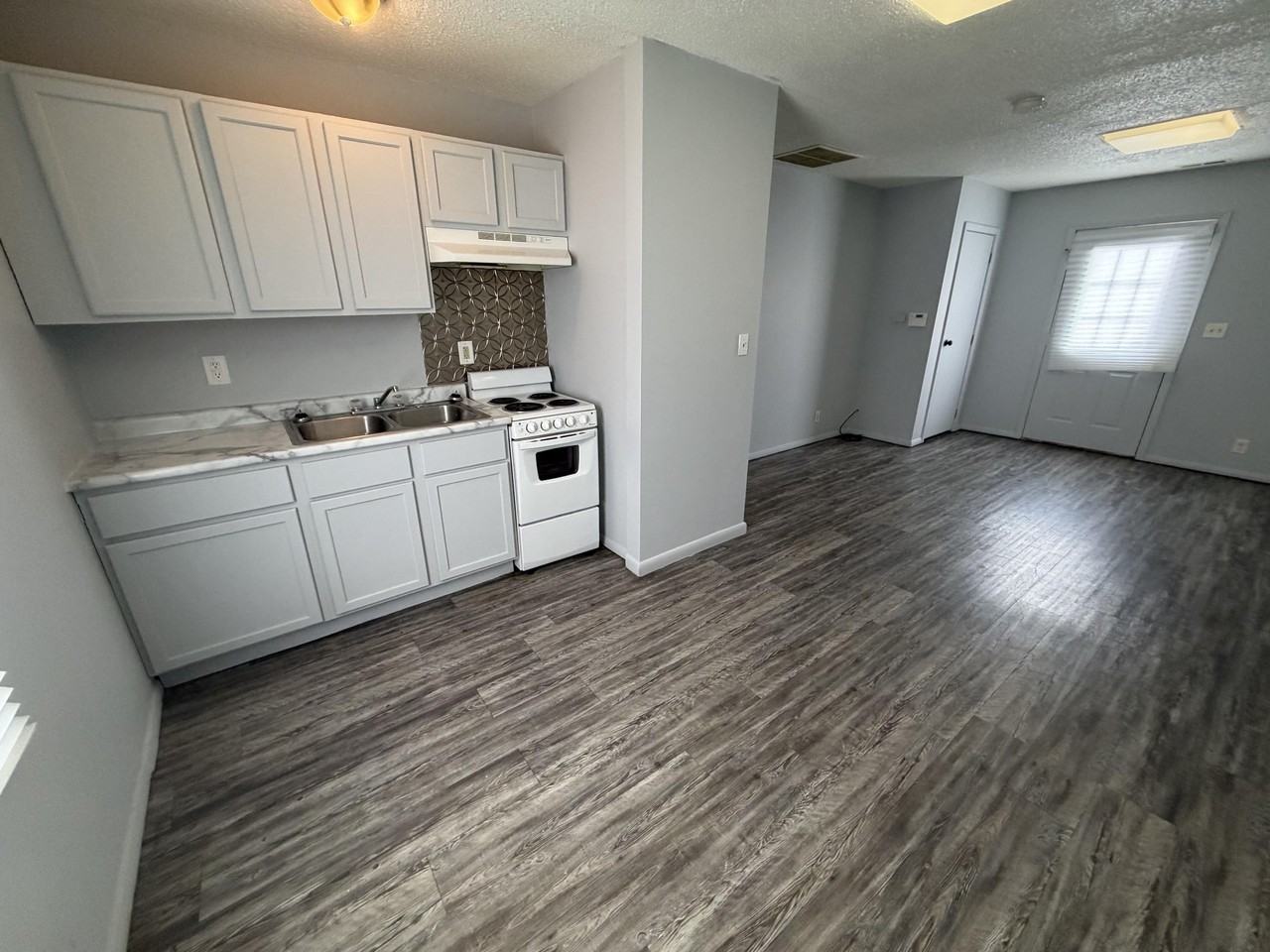 1402 E Main St #E - Photo 3 of 11