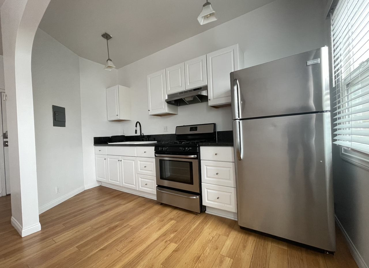 5138 Melrose Ave #205 - Photo 5 of 6