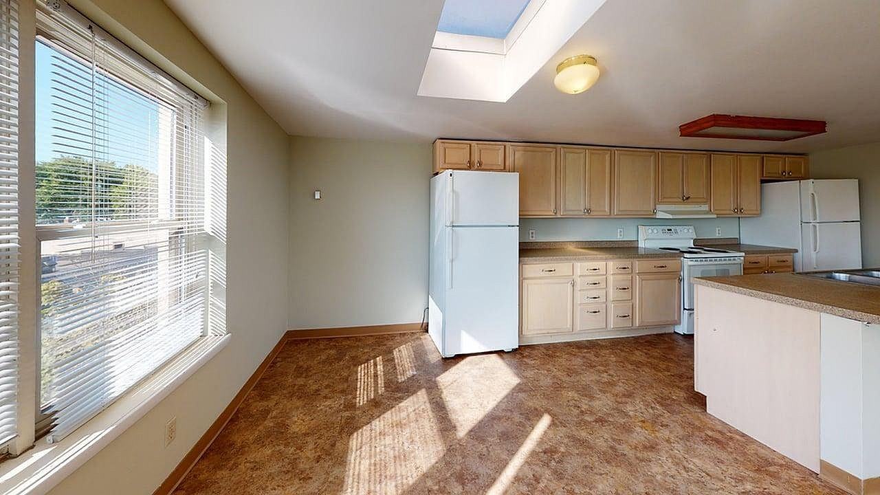 Monroe Manor - Photo 4 of 40