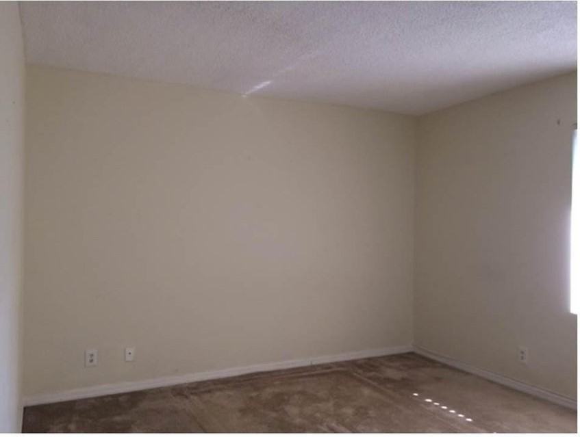 4328 Woodstock Dr - Photo 3 of 8