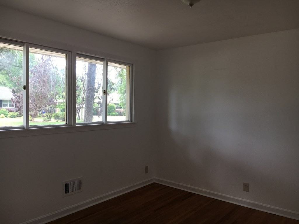 925 Magnolia St Se - Photo 3 of 29