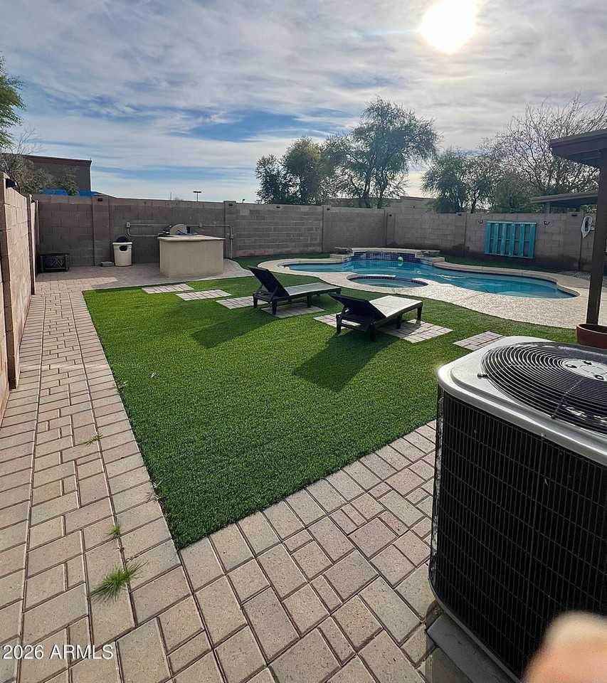 2721 S 108th Ave - Photo 4 of 28