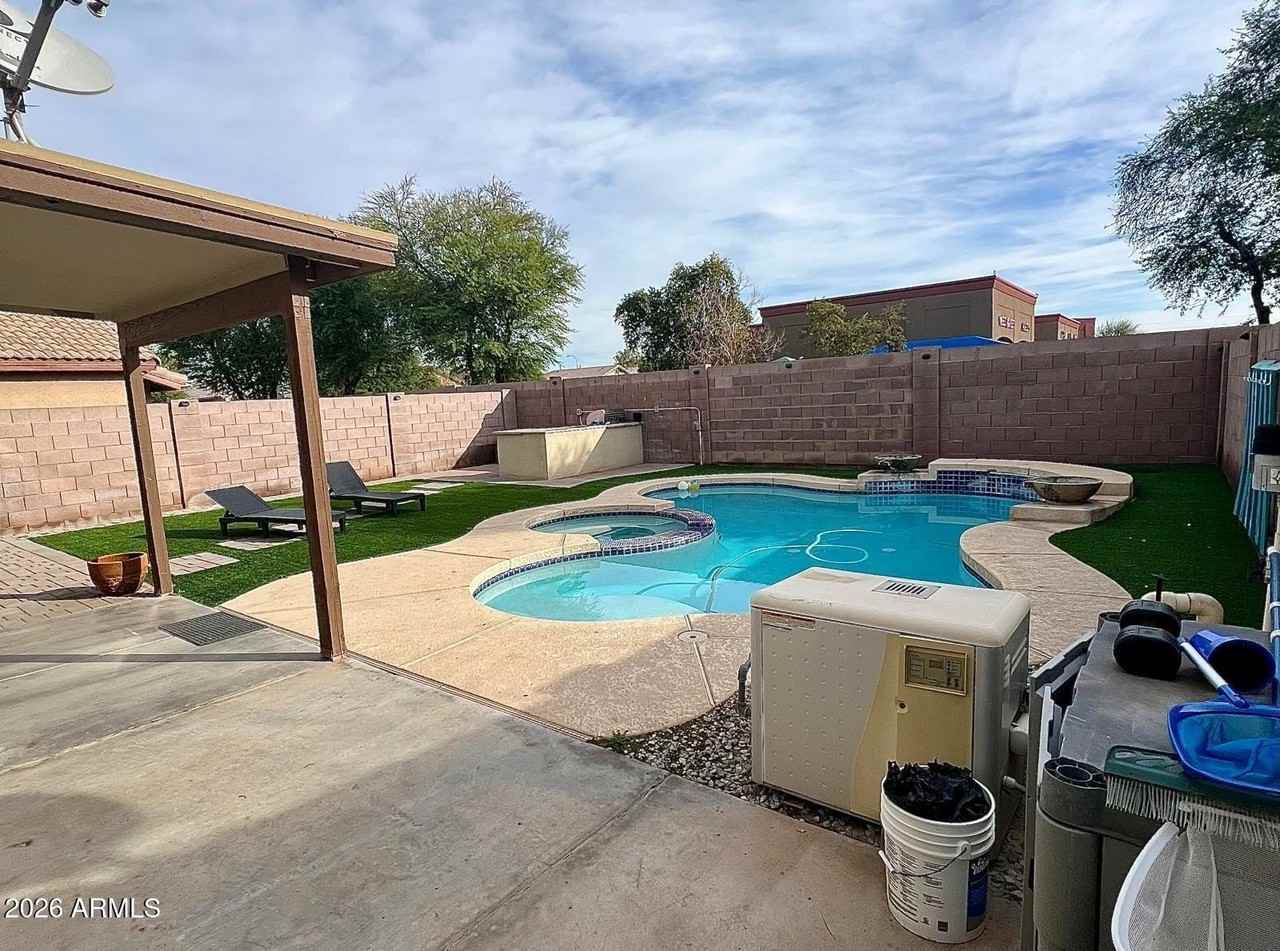 2721 S 108th Ave - Photo 5 of 28