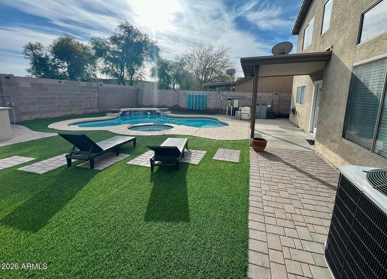 2721 S 108th Ave - Photo 6 of 28