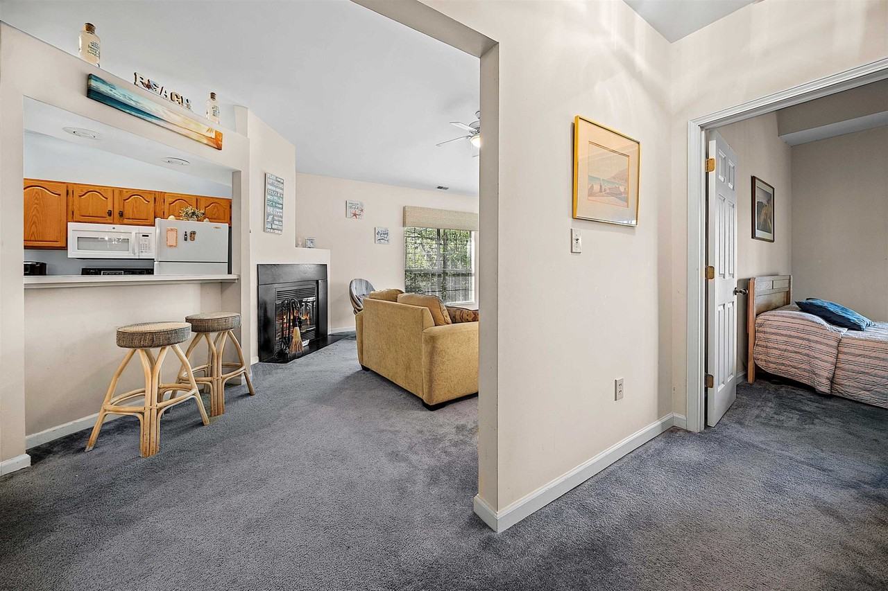 105 Pipers Ln - Photo 4 of 26