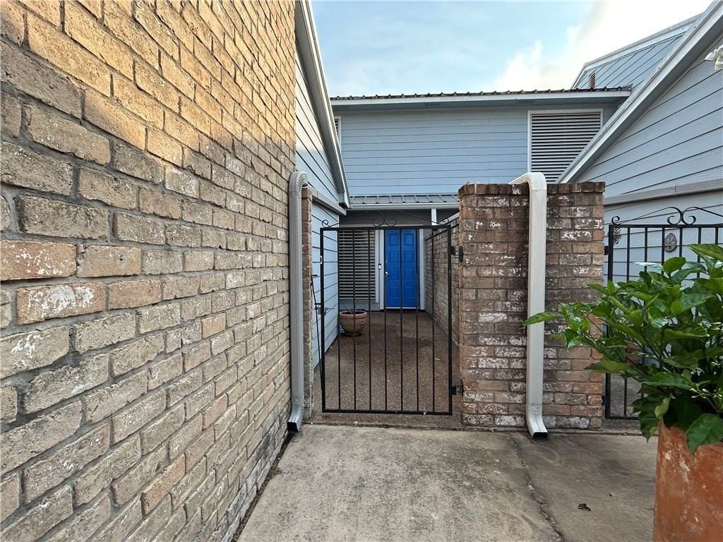 840 Cliff Dr Apt 4 #4 - Photo 2 of 32