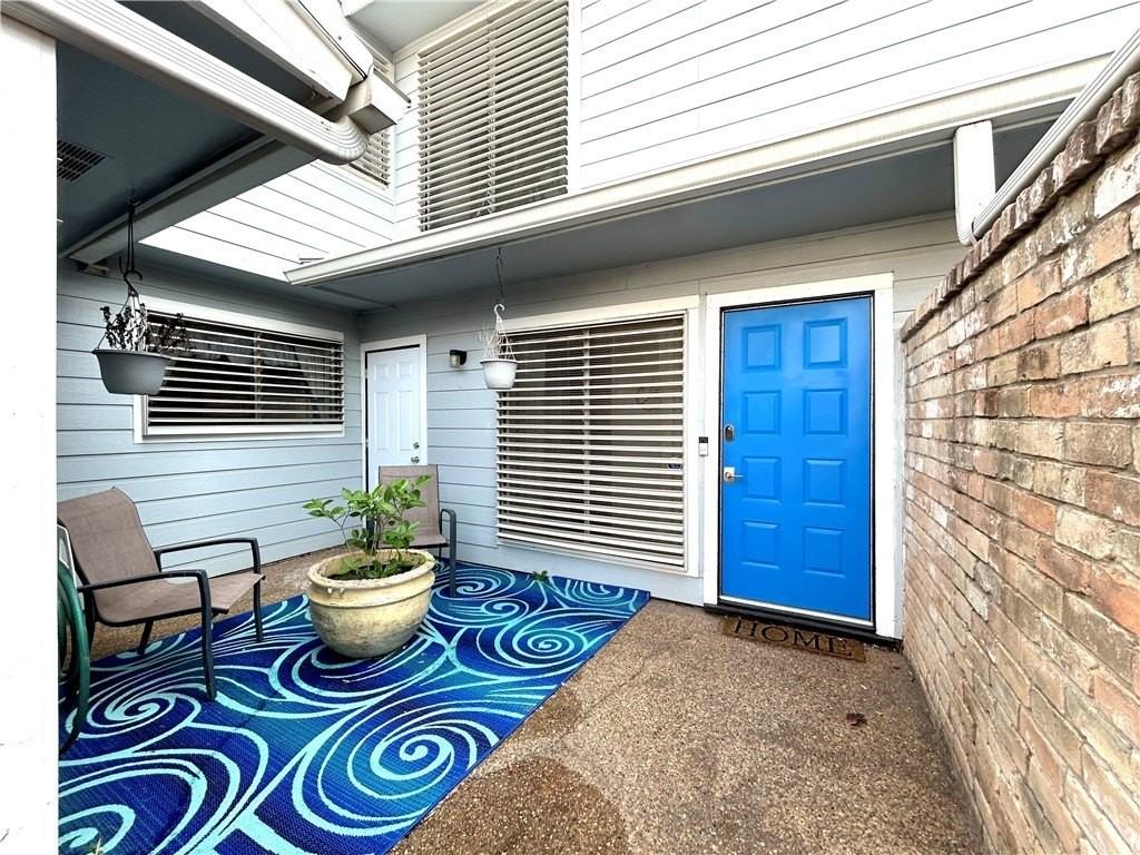 840 Cliff Dr Apt 4 #4 - Photo 3 of 32