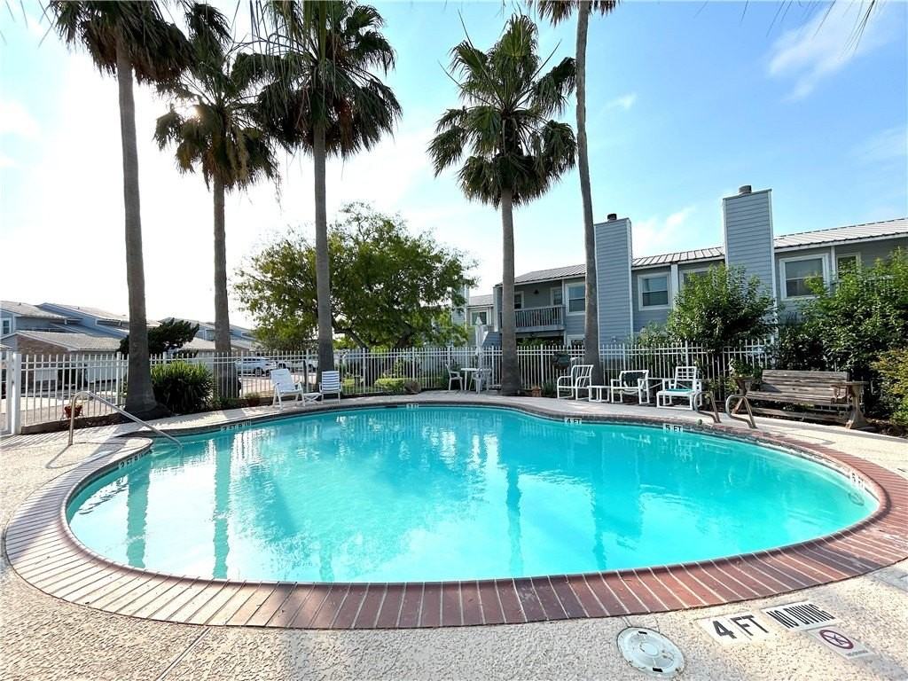 840 Cliff Dr Apt 4 #4 - Photo 5 of 32