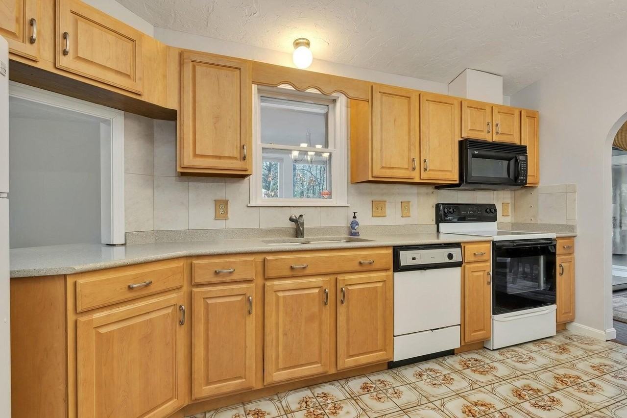 140 Thistle Dr - Photo 4 of 19