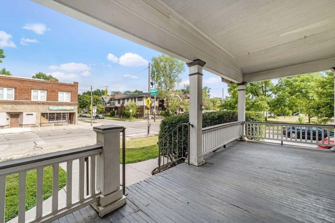 2339 Summit St - Photo 5 of 42