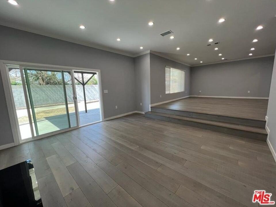 11243 Lull St - Photo 2 of 30