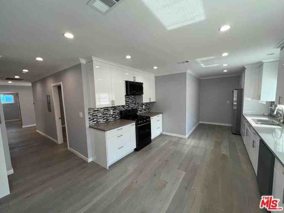 11243 Lull St - Photo 4 of 30