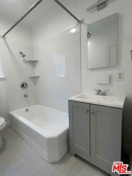 10812 S Manhattan Pl - Photo 5 of 8