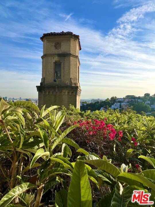 2185 BROADVIEW Ter unit: Lower - Photo 4 of 36