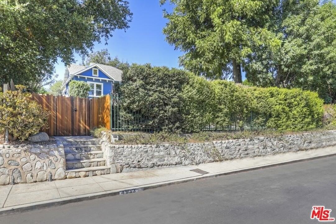 4933 Glacier Dr - Photo 3 of 39