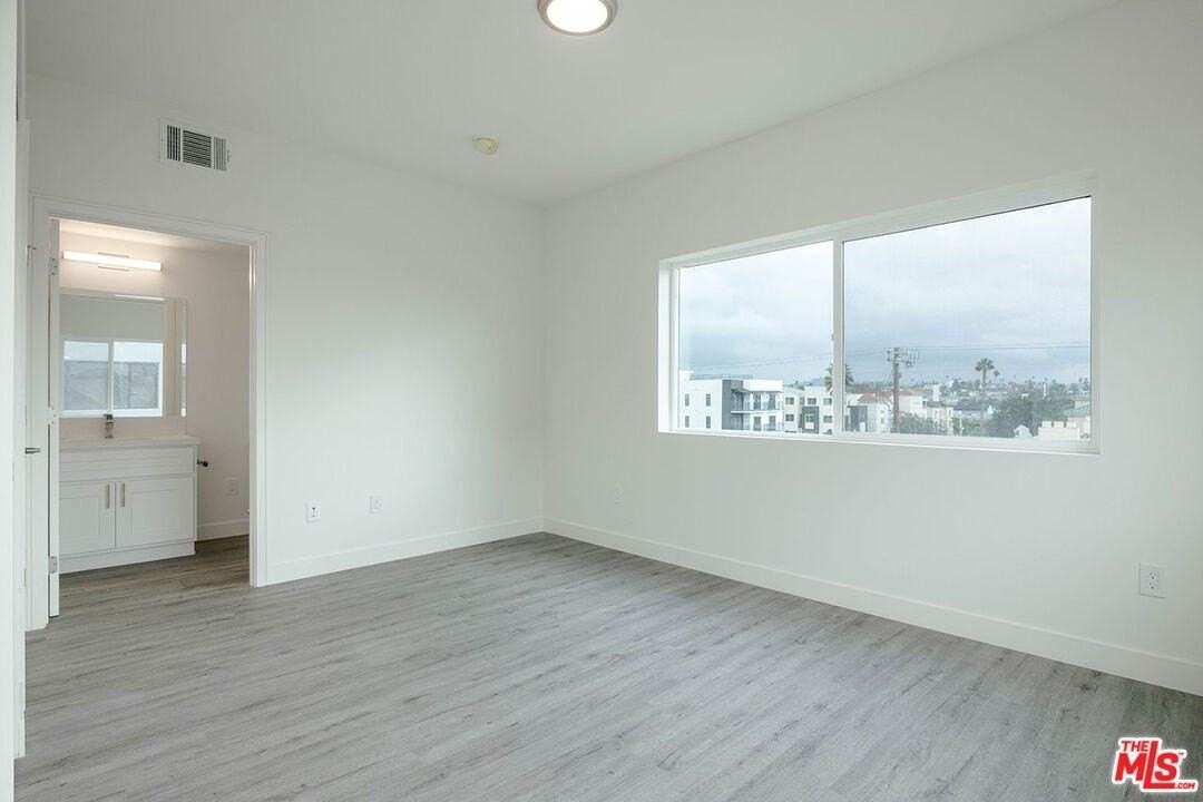 4806 Elmwood Ave - Photo 5 of 9