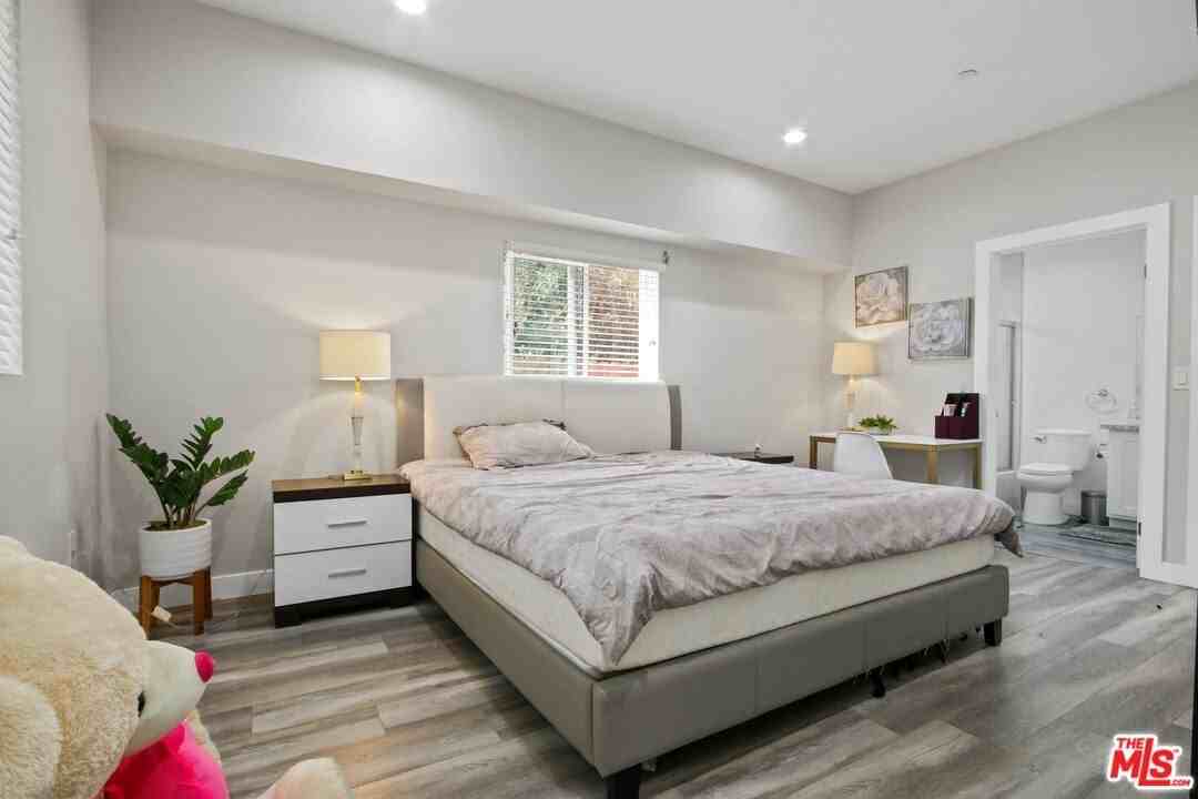 1805 S New England St - Photo 5 of 8