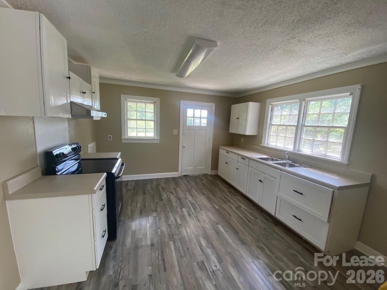 1323 7th St - Photo 2 of 7