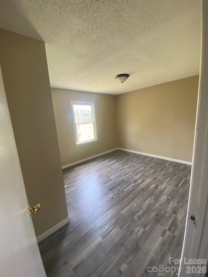 1323 7th St - Photo 6 of 7