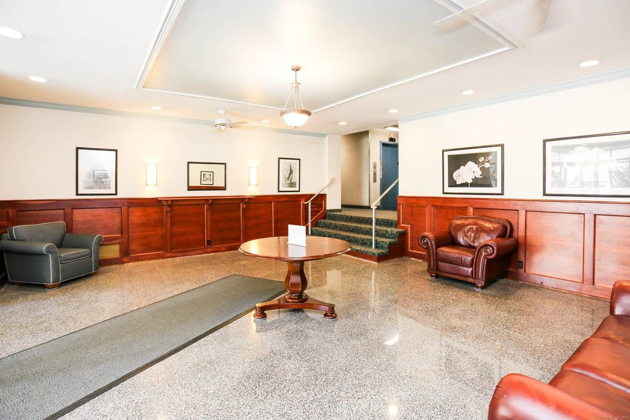 39 Glenbrook Rd Apt 2a #2A - Photo 3 of 18