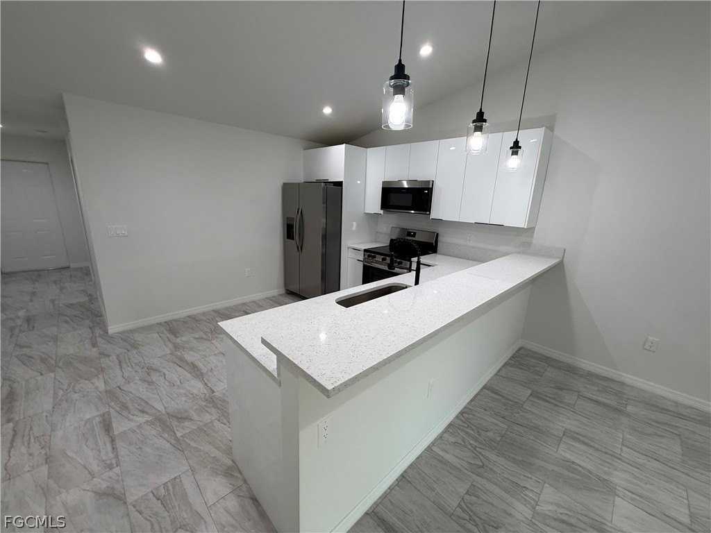 447 Camrose St - Photo 7 of 16