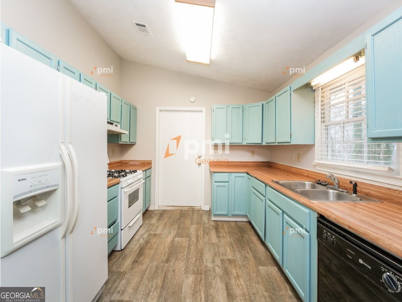 667 Rae Dr - Photo 2 of 19