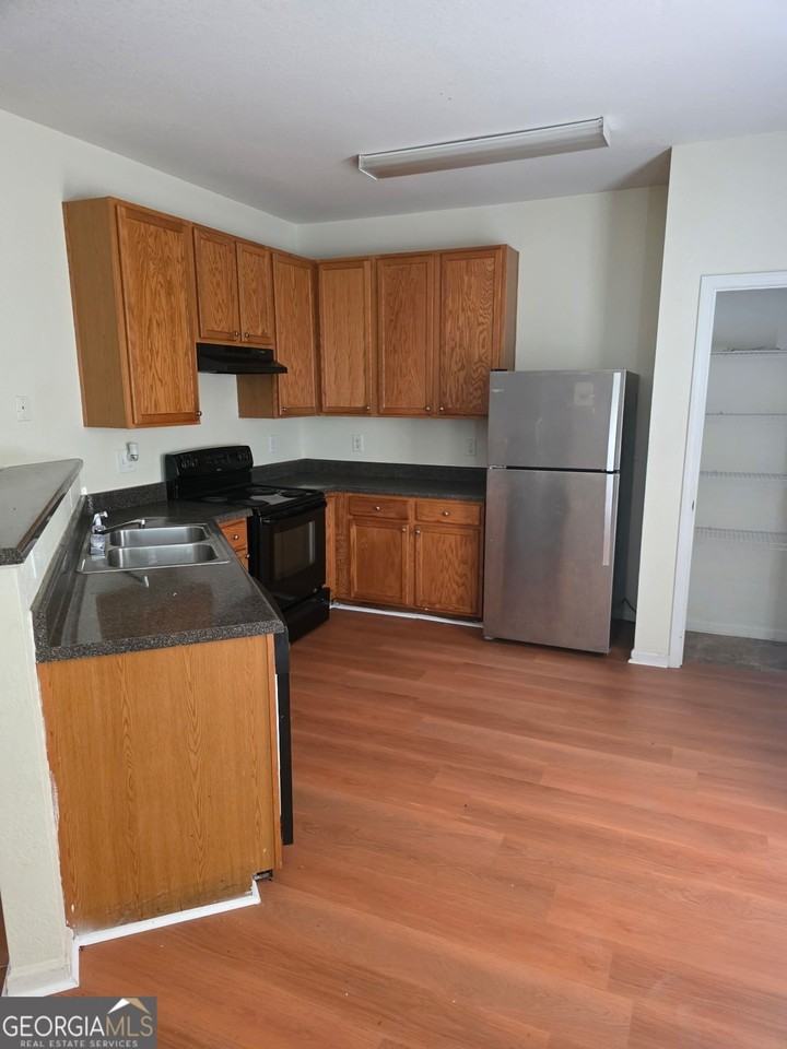 290 Brookview Dr - Photo 4 of 10