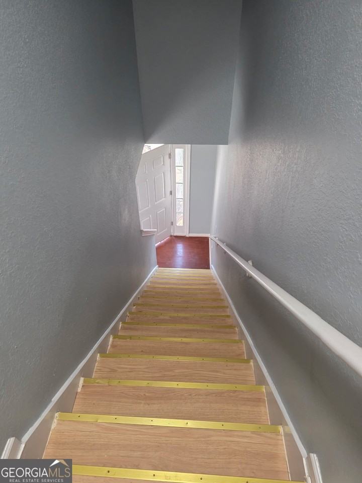 321 Brookview Dr - Photo 2 of 13