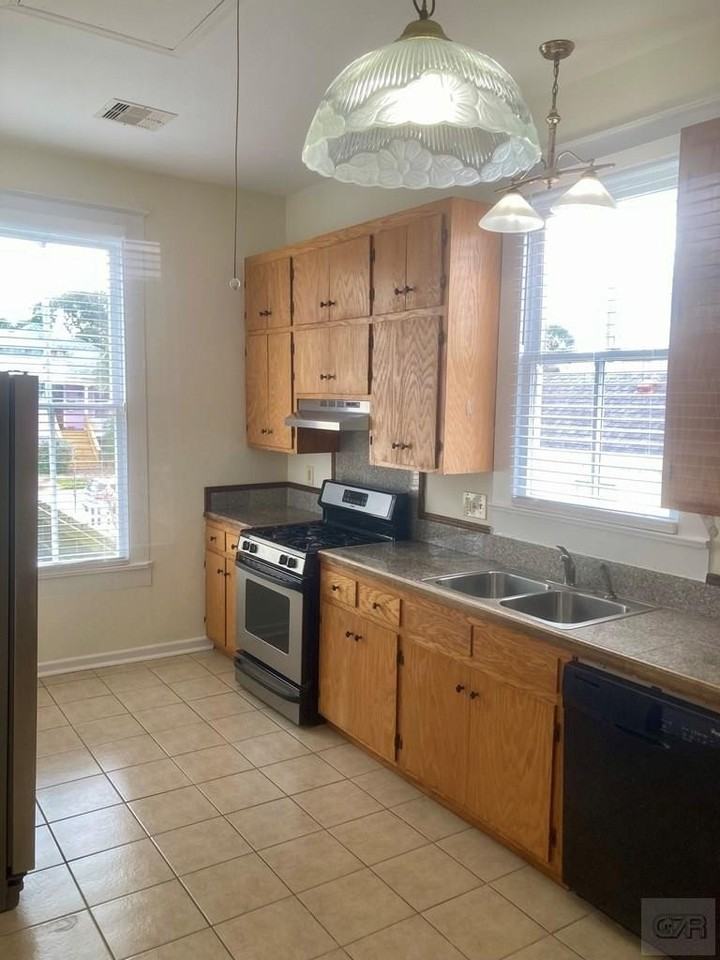 817 10th St - Photo 2 of 11