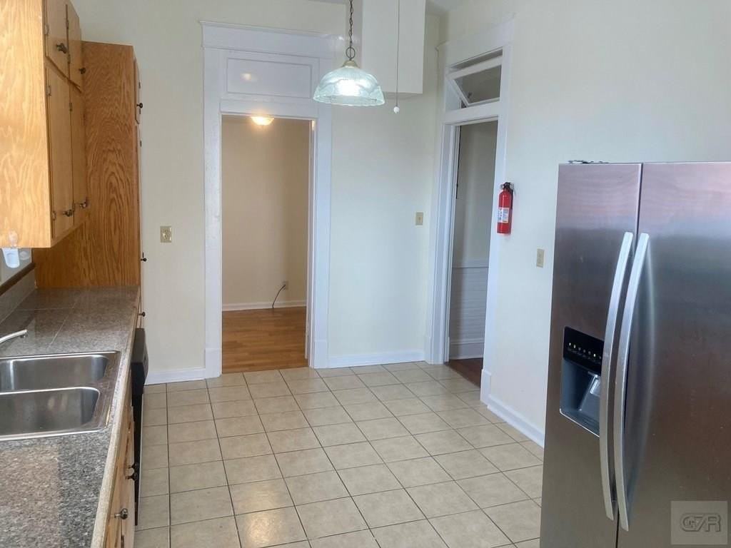 817 10th St - Photo 3 of 11