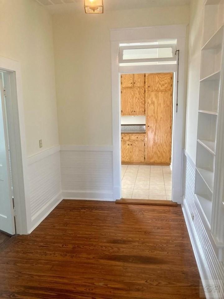 817 10th St - Photo 4 of 11