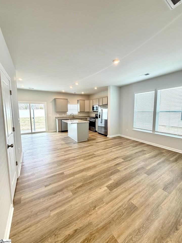 140 Randwick Ln - Photo 3 of 28