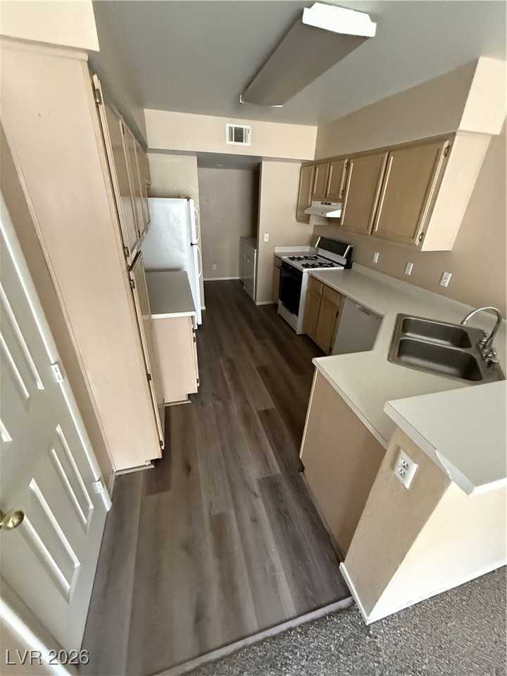 2821 Mill Point Dr - Photo 3 of 19