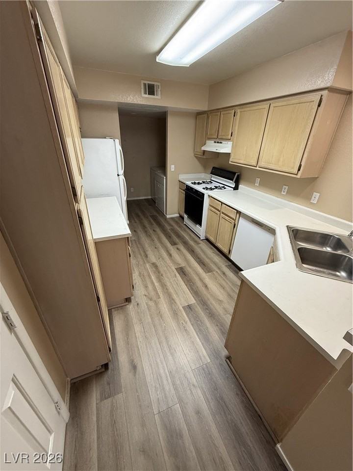 2821 Mill Point Dr - Photo 4 of 19