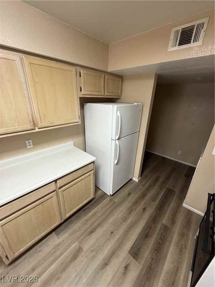 2821 Mill Point Dr - Photo 5 of 19