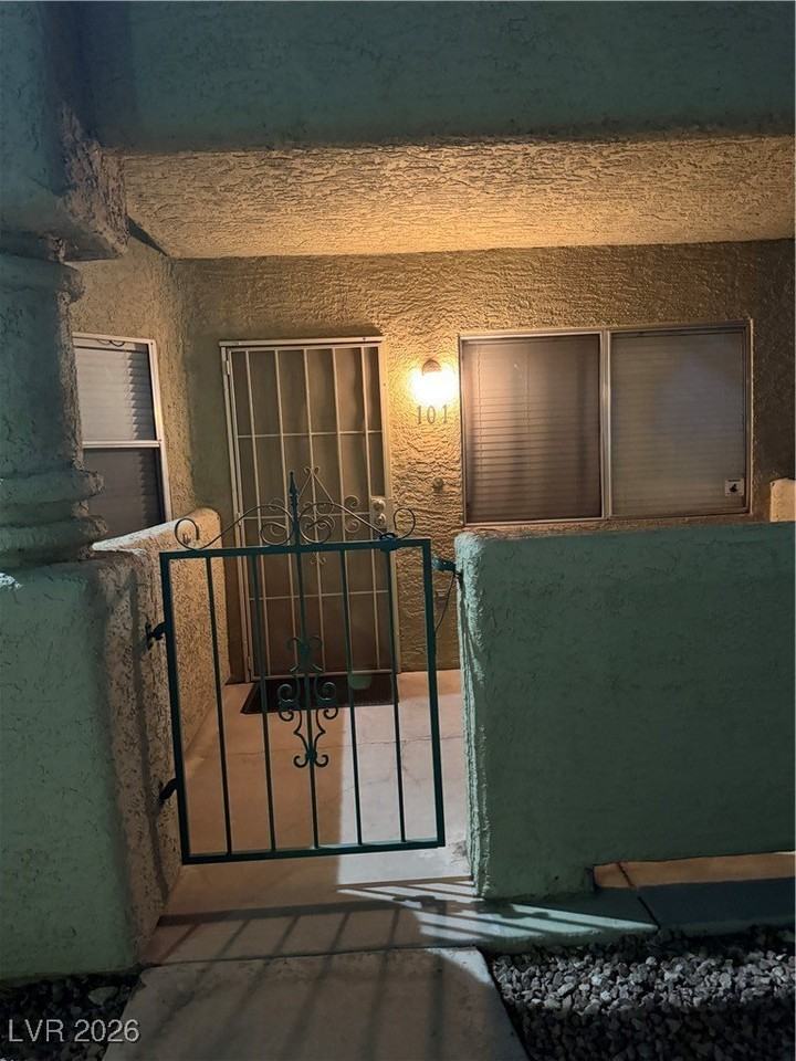 304 S Buffalo Dr #101 - Photo 2 of 4