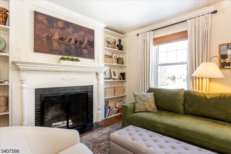 348 Tichenor Ave - Photo 4 of 26