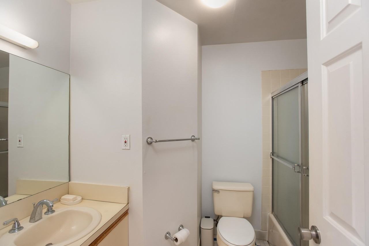 315 Pavonia Ave #7 - Photo 7 of 10