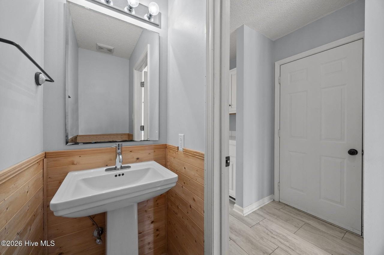 444 Ridge Rd - Photo 6 of 32