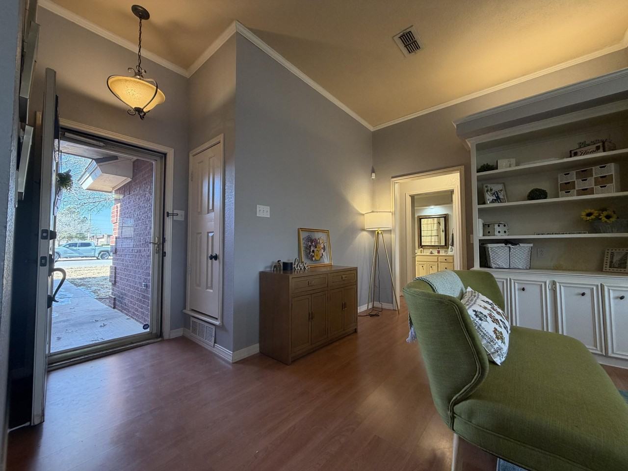 1021 Kirby Ave - Photo 3 of 23