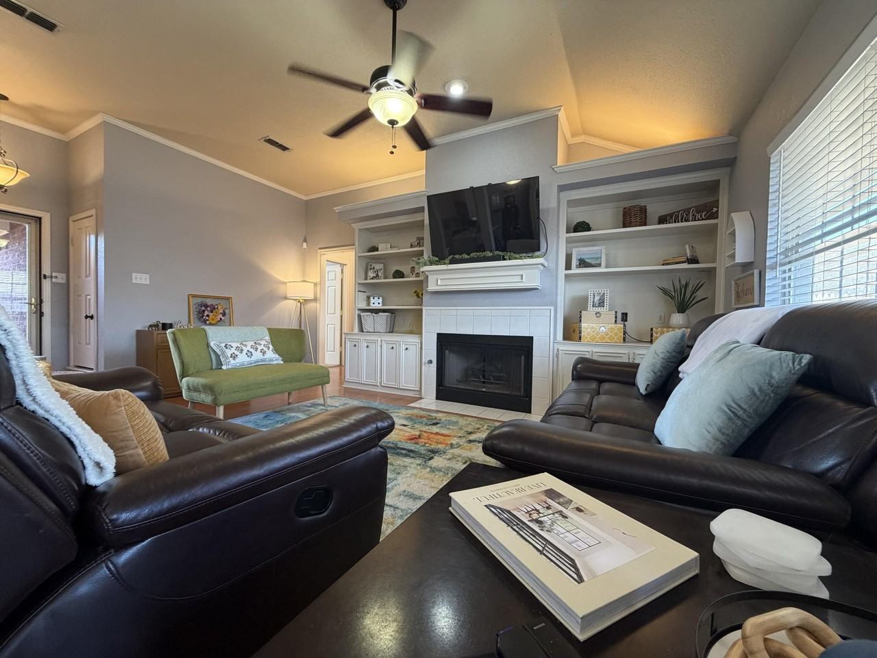 1021 Kirby Ave - Photo 5 of 23