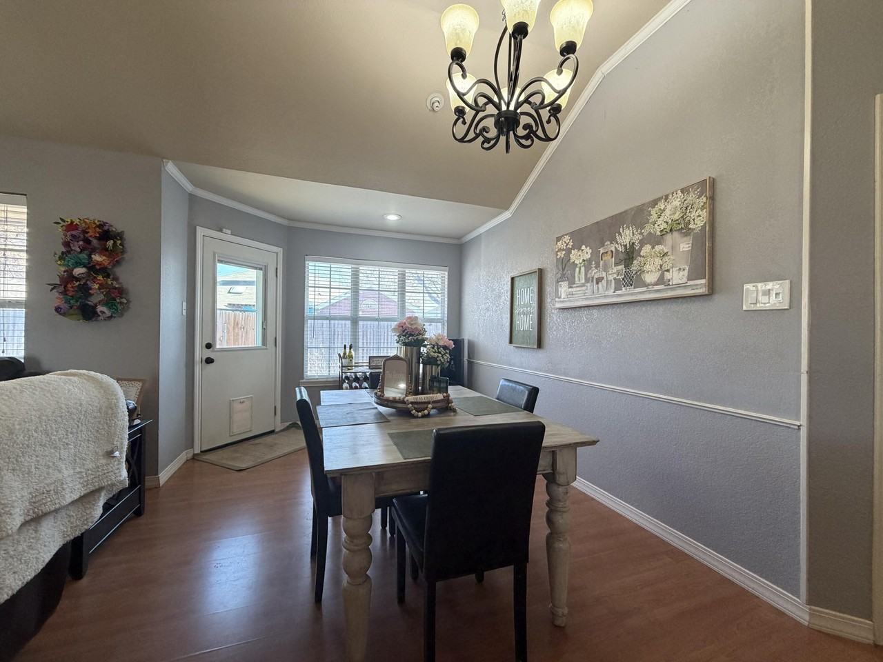 1021 Kirby Ave - Photo 7 of 23